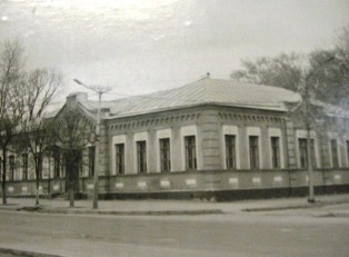 Здание школы на ул.Ленина в 1949-1958 гг Здание школы на ул.Ленина в 1949-1958 гг