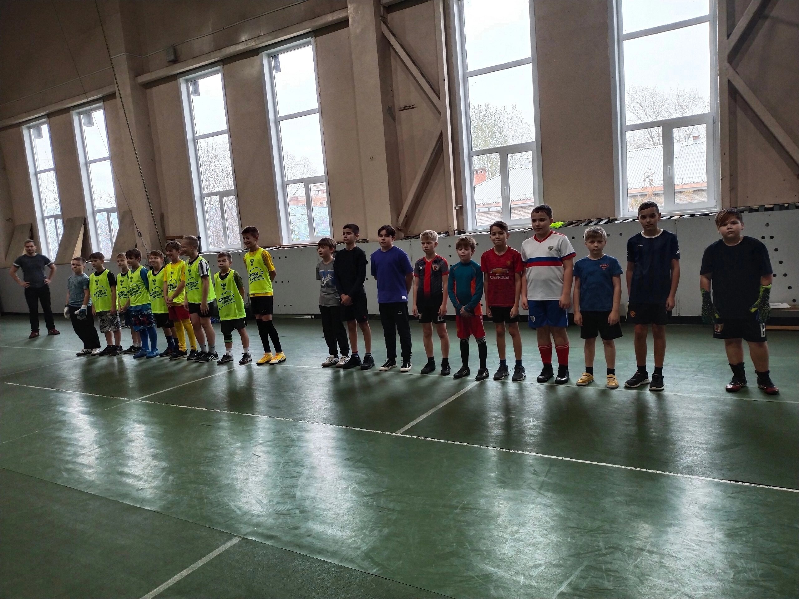 Мини футбол в школу.