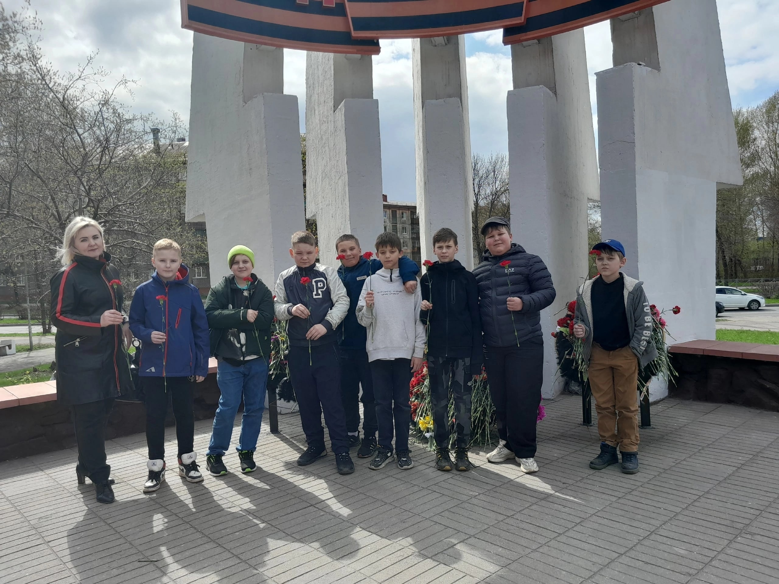 Возложение цветов к Обелиску воинской славы.